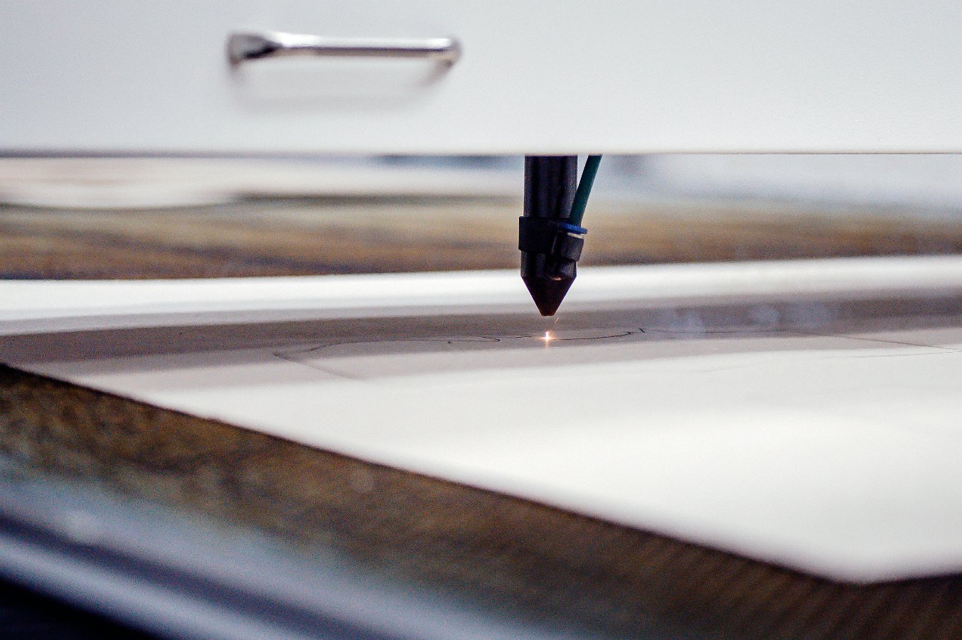 Hochpräzises Laserschneiden in Aktion